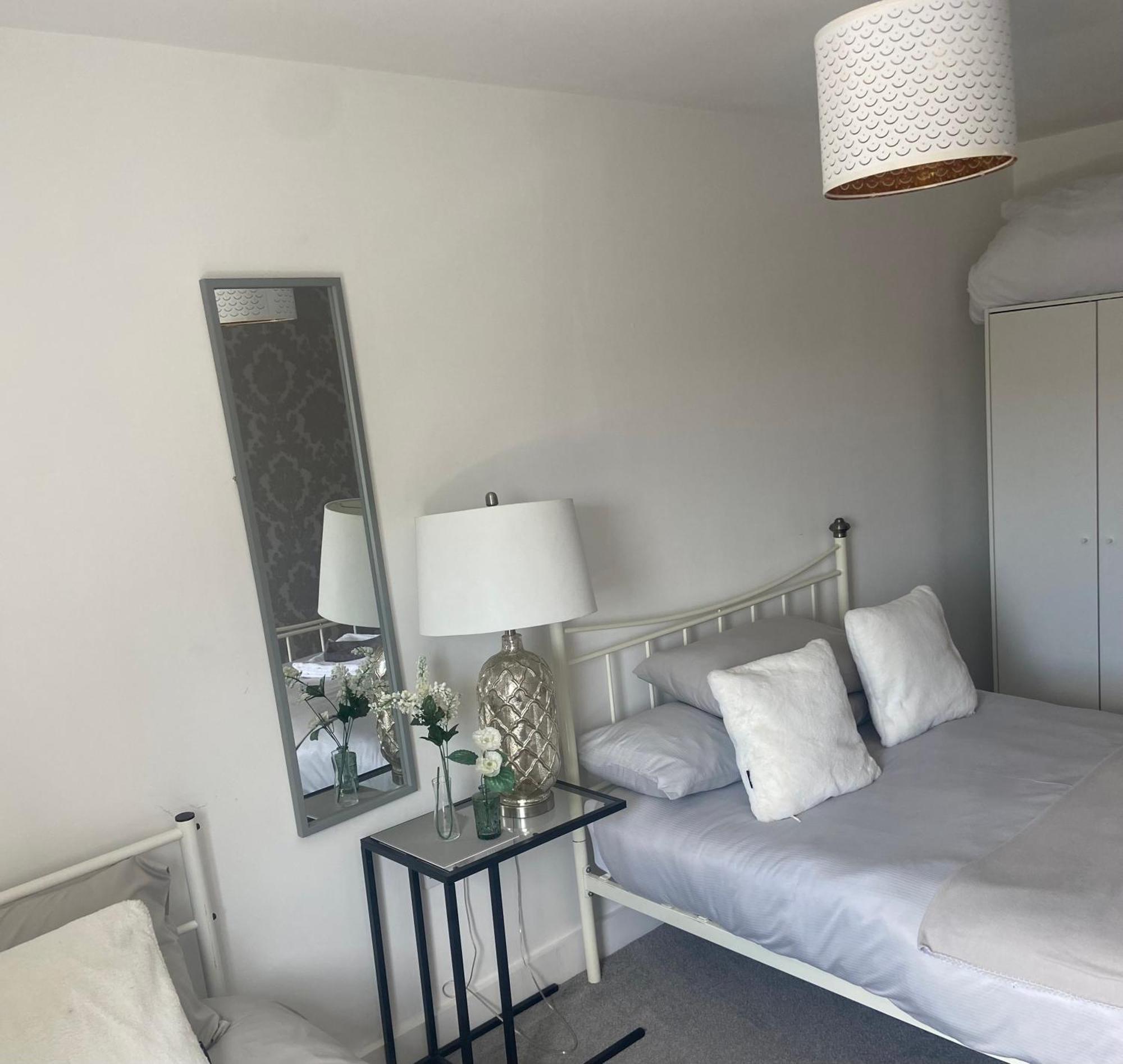 2 Bedroom Near Ocean Village Marina Port Apartment سوثامبتون المظهر الخارجي الصورة