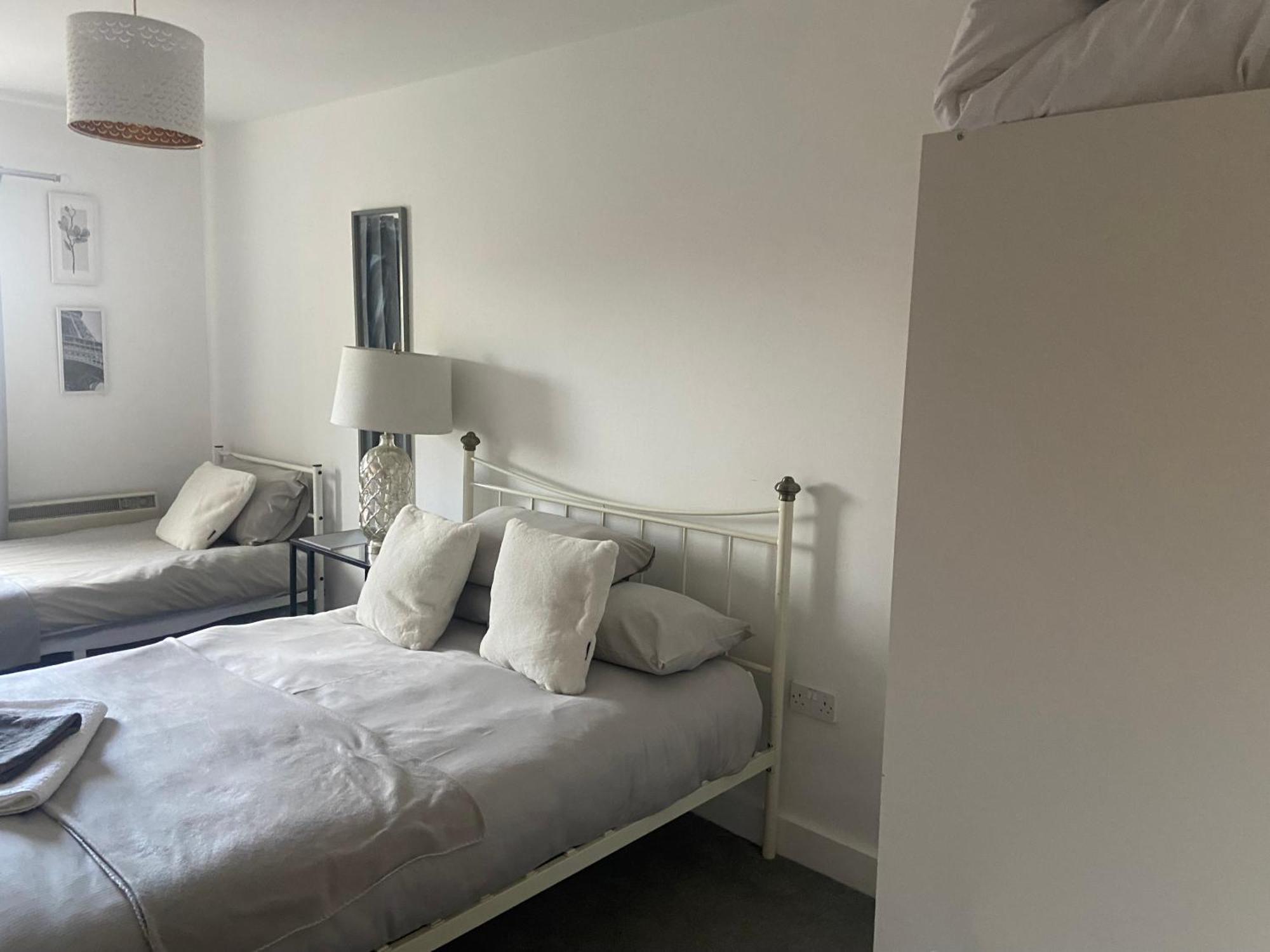 2 Bedroom Near Ocean Village Marina Port Apartment سوثامبتون المظهر الخارجي الصورة